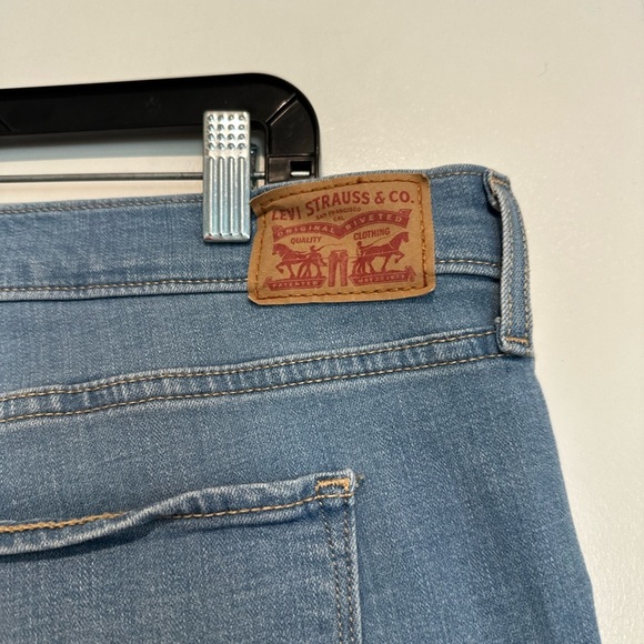 Lee Women’s Sz: 34 311 Shaping Skinny Capri. Medium Wash. Stretchy. 5 Pockets. - Picture 10 of 11